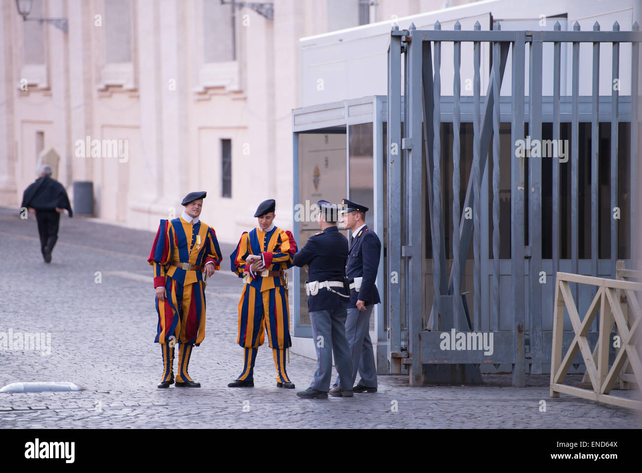 Schweizer päpstlichen Garde im Gespräch mit italienischen Carabinieri im Vatikan Stockfoto