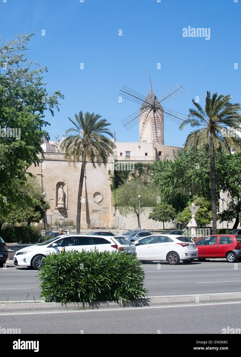 Windmühlen in Santa Catalina und geparkte Autos vom Paseo Maritimo am 19. April 2015 in Palma De Mallorca, Balearen. Stockfoto