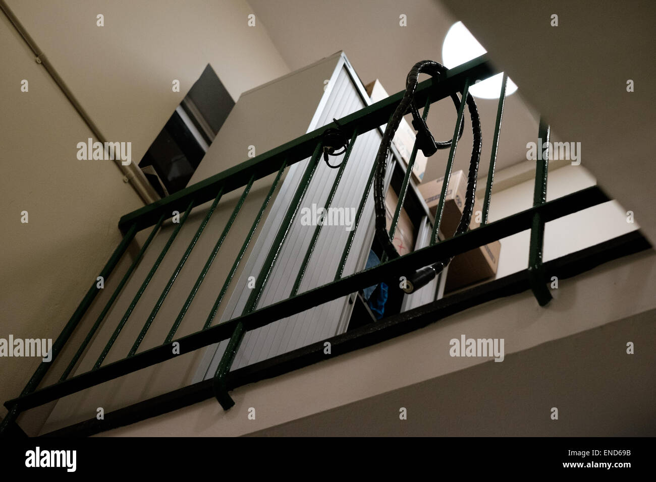 Fahrradschloss auf einer Treppe in einem öffentlichen Gebäude Stockfoto