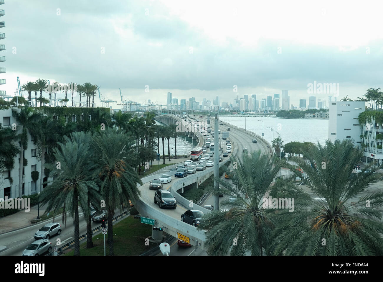 Miami Stadtbild - Schwerverkehr über eine Brücke mit Miami Skyline im Hintergrund Stockfoto