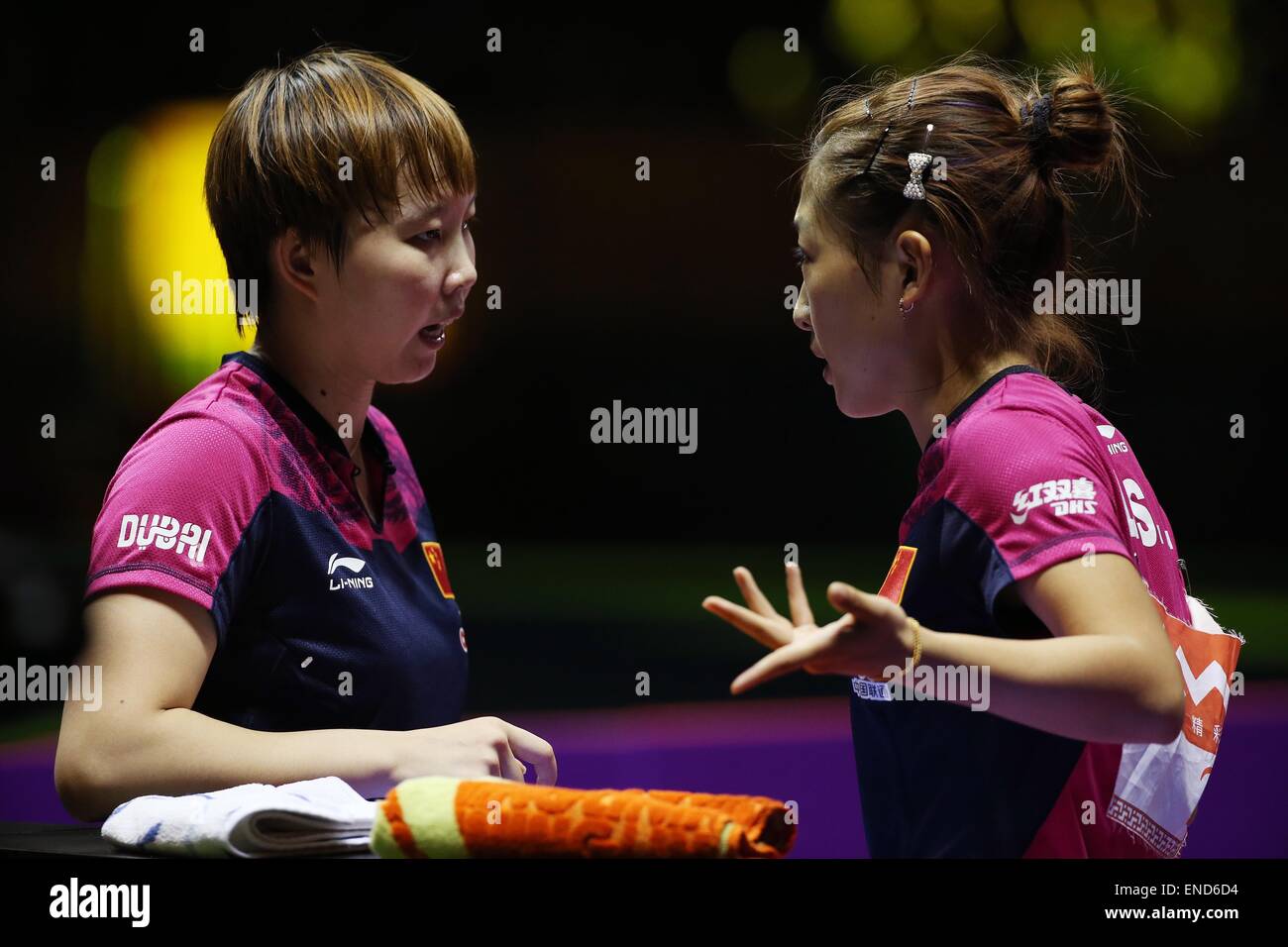 Suzhou, China Jiangsu Provinz. 3. Mai 2015. Chinas Zhu Yuling/Liu Shiwen(R) Chat im Damen Doppel Finale gegen ihre Landsleute Ding Ning/Li Xiaoxia bei den 53. Tischtennis-Weltmeisterschaften in Suzhou, Stadt der Osten Chinas Jiangsu Provinz, am 3. Mai 2015. Bildnachweis: Yang Lei/Xinhua/Alamy Live-Nachrichten Stockfoto