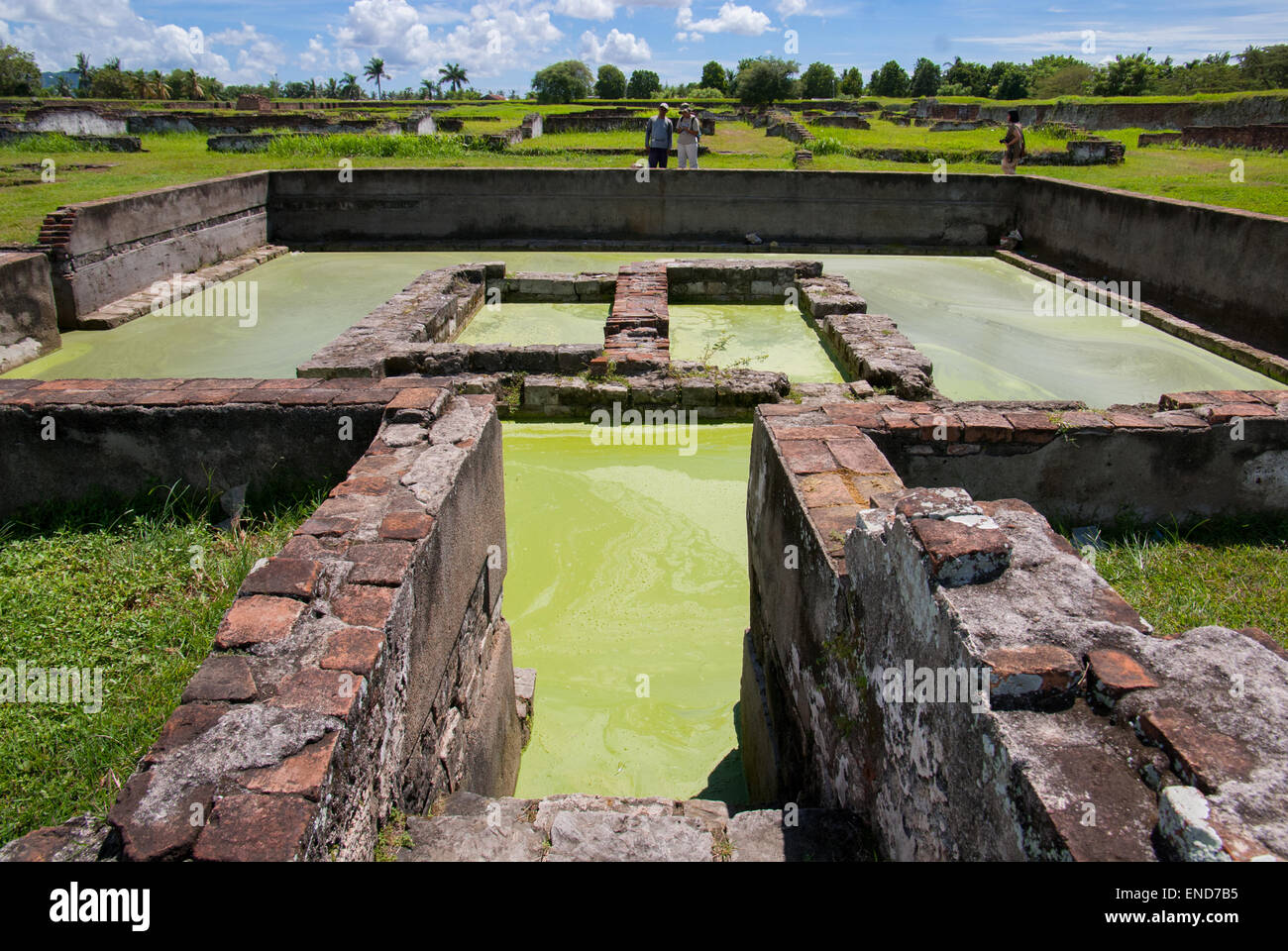 Ruine eines königlichen Pools im Schloss Surosowan, einer Kulturerbestätte von Banten Sultanate in einer Gegend namens Old Banten in Banten, Indonesien. Stockfoto