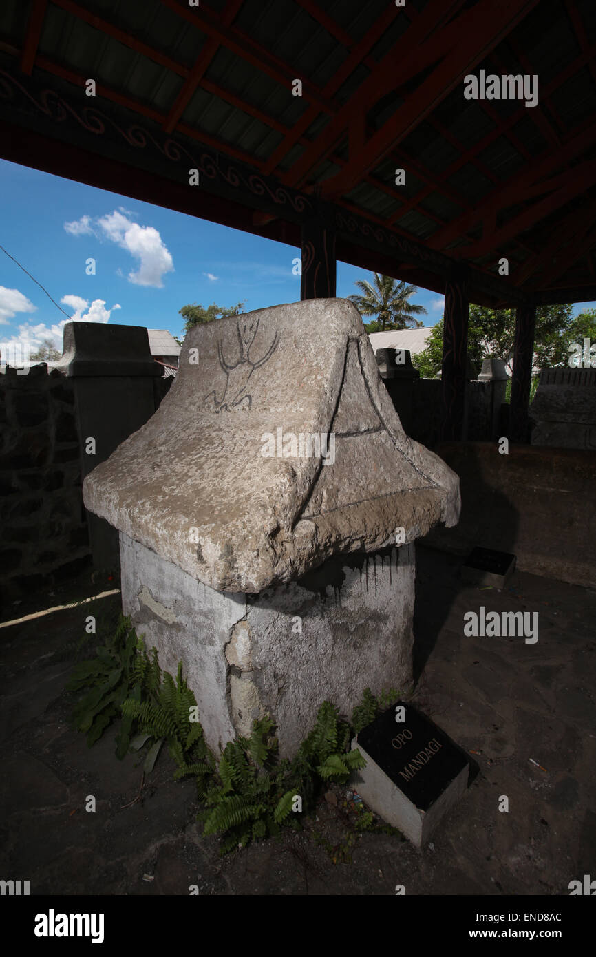 Ein Sarkophag, der traditionell „Waruga“ genannt wird an einem Ort alter Gräber in Tomohon, Nord-Sulawesi, Indonesien. Stockfoto