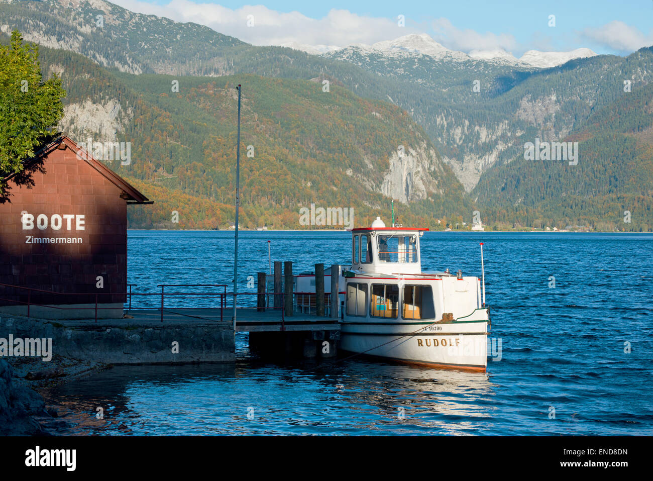 Steamboat Rudolf im herbstlichen Licht am Bootshaus in Grundlsee mit Totes Gebirge im Hintergrund, Steiermark, Österreich Stockfoto