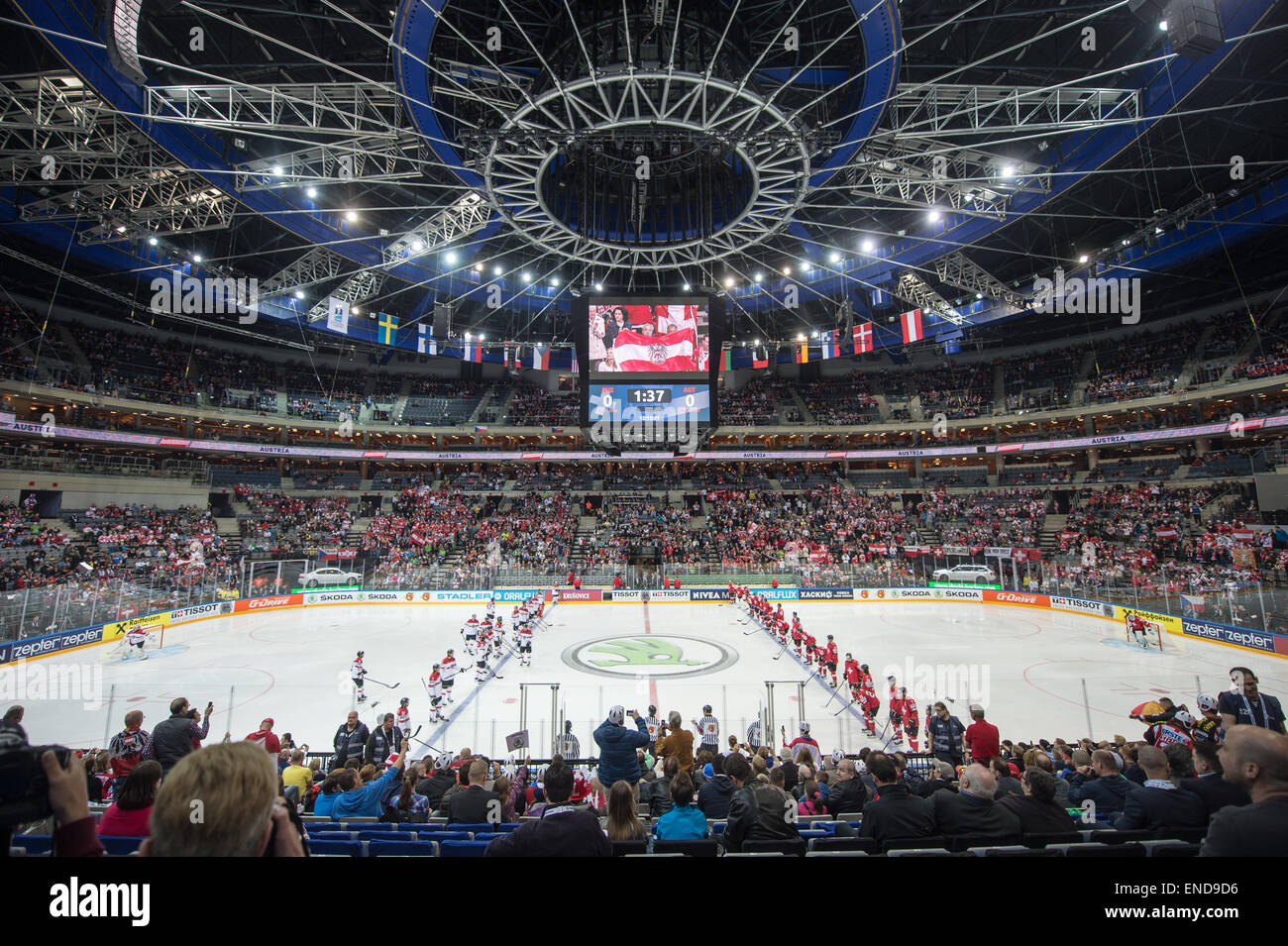 Prag, Tschechische Republik. 2. Mai 2015. Blick auf überfüllten O2 Arena Eishockey-Stadion vor der Ice Hockey World Championship match Schweiz Vs Österreich in Prag, Tschechische Republik, 2