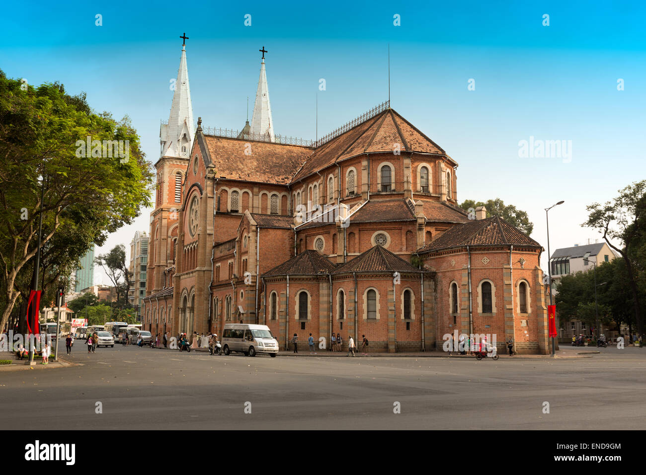 SAIGON, VIETNAM - 1. Februar 2014: Basilika Notre-Dame - größte römisch-katholische Kirche in Vietnam Stockfoto