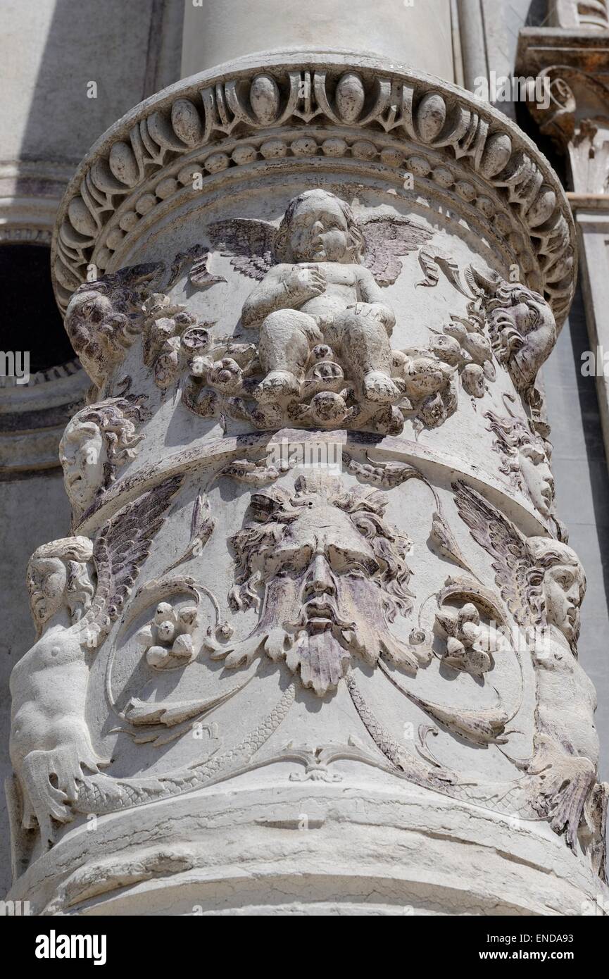 Die Spalte Verzierungen an der Fassade der Scuola Grande di San Marco. Die Fassade des Venedig Ospedale Civile ist ein asymmetrica Stockfoto
