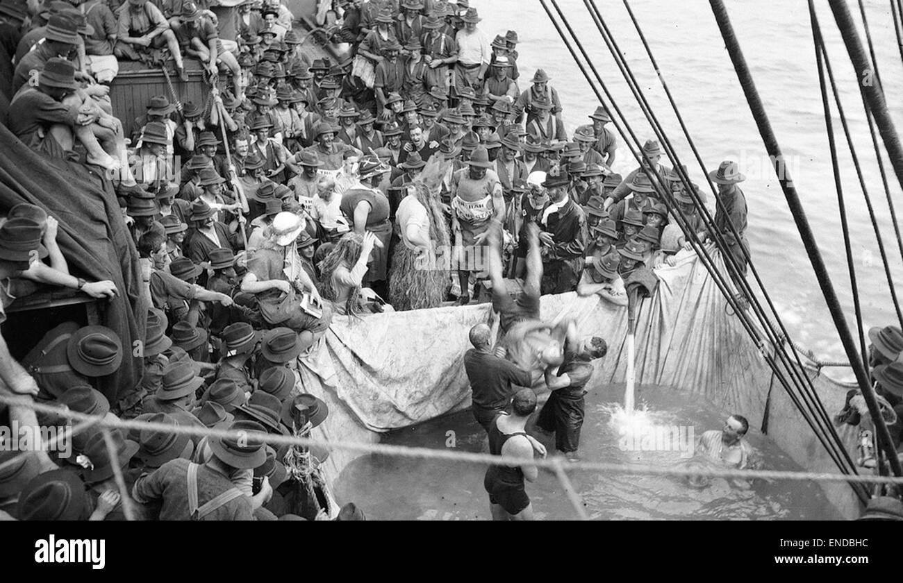 Dieses Vintage-Foto zeigt Soldaten an Bord eines neuseeländischen Transportschiffs während des Ersten Weltkriegs, die an der Zeremonie „Überquerung der Linie“ teilnahmen, einer Marinetradition, die die erste Überquerung des Äquators durch einen Seemann markiert. Stockfoto Dieses Vintage-Foto zeigt Soldaten an Bord eines neuseeländischen Transportschiffs während des Ersten Weltkriegs, die an der Zeremonie „Überquerung der Linie“ teilnahmen, einer Marinetradition, die die erste Überquerung des Äquators durch einen Seemann markiert. Stockfoto