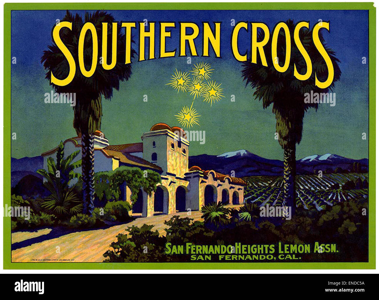 Dieses von Western Litho Co. Produzierte Etikett mit Zitronenkisten der Marke Southern Cross zeigt Vintage-Werbegrafiken. Das Design spiegelt Branding-Techniken der Mitte des 20. Jahrhunderts und die Ästhetik des Agrarmarketings wider. Stockfoto