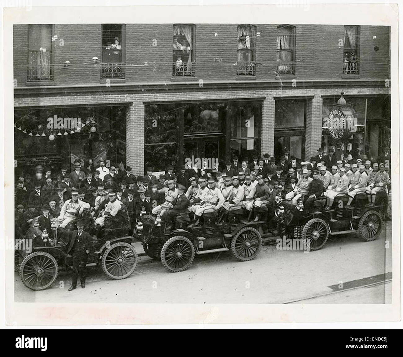 Dieses historische Foto aus dem Jahr 1903 zeigt Pendler, die das Statehouse Hotel in Oakland, Kalifornien, am Eröffnungstag des ersten Baseballspiels der Pacific Coast League (PCL) gegen Sacramento verlassen. Das Bild fängt die Begeisterung um das Eröffnungsspiel und die Anfänge des professionellen Baseballs in Kalifornien ein. Stockfoto