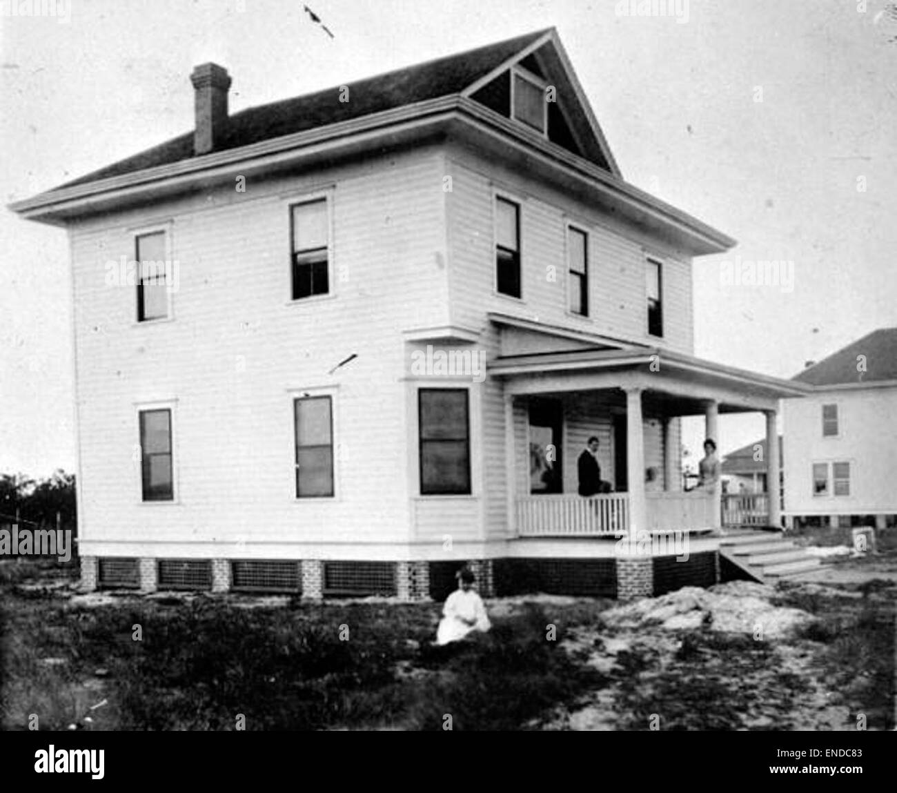 Dieses brandneue Haus in der Monroe Street in Fort Myers ist eine moderne Konstruktion, die eine Mischung aus zeitgenössischem Design und Funktionalität bietet. Mit geräumigen Wohnbereichen und modernen Annehmlichkeiten repräsentiert es die neuesten Trends in der Wohnarchitektur und Immobilien in der Gegend. Stockfoto
