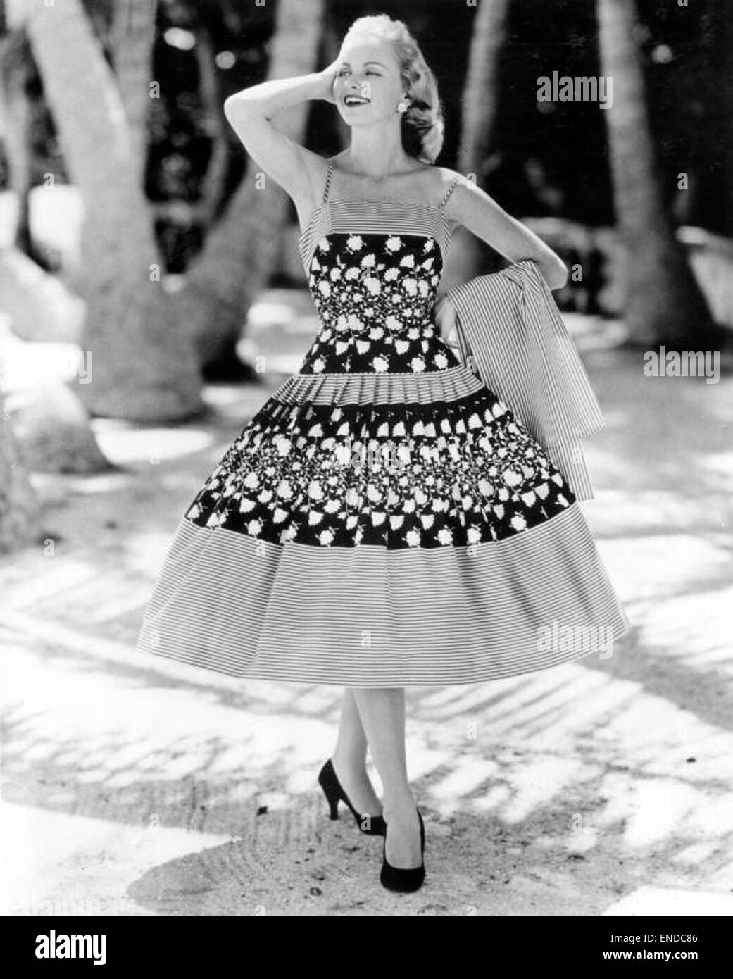 In Miami posiert ein Model in einem Kleid und zeigt moderne Modetrends. Die Szene fängt den Stil und die Eleganz ein, die für Miamis pulsierende Modeszene typisch sind. Stockfoto