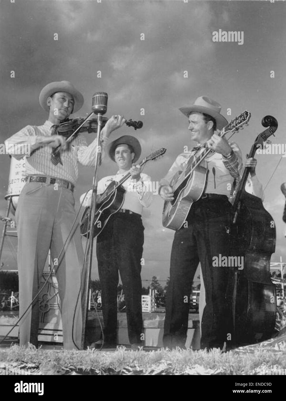 Dieses Foto zeigt den Country-Sänger Jimmy Wakely und seine Gruppe The Saddle Pals, die in Lakeland auftreten. Es fängt einen Moment der westlichen Musikgeschichte des 20. Jahrhunderts ein und zeigt ihren Aufführungsstil und das Country-Western-Genre. Stockfoto