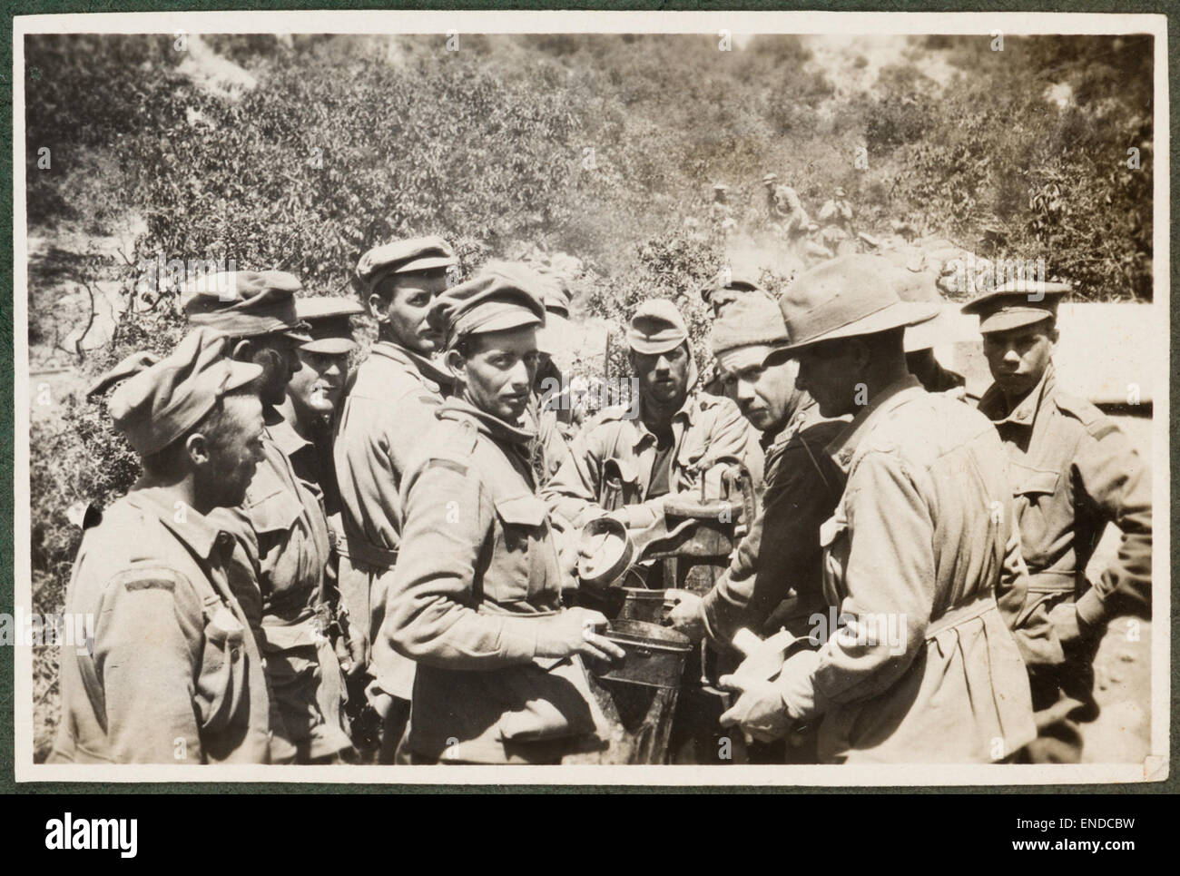 Dieses Gemälde von Henry Charles Marshall, „in den Gräben“, zeigt Soldaten des Gallipoli-Feldzugs und spiegelt die Not der Kriegsführung während des Ersten Weltkriegs wider Stockfoto