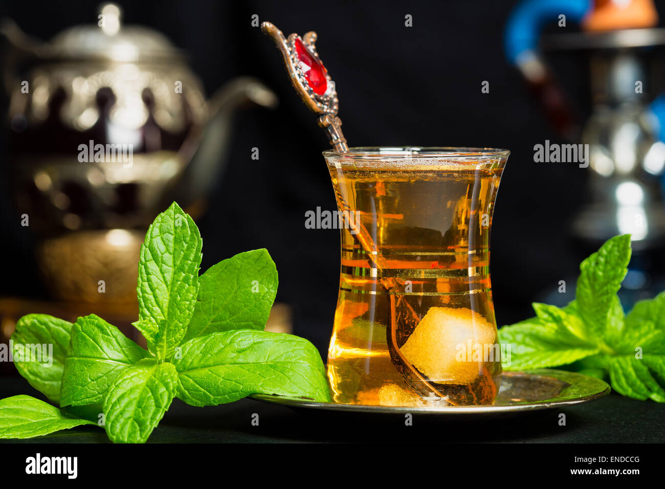 Mint - traditionellen arabischen Tee auf schwarzem Hintergrund Stockfoto