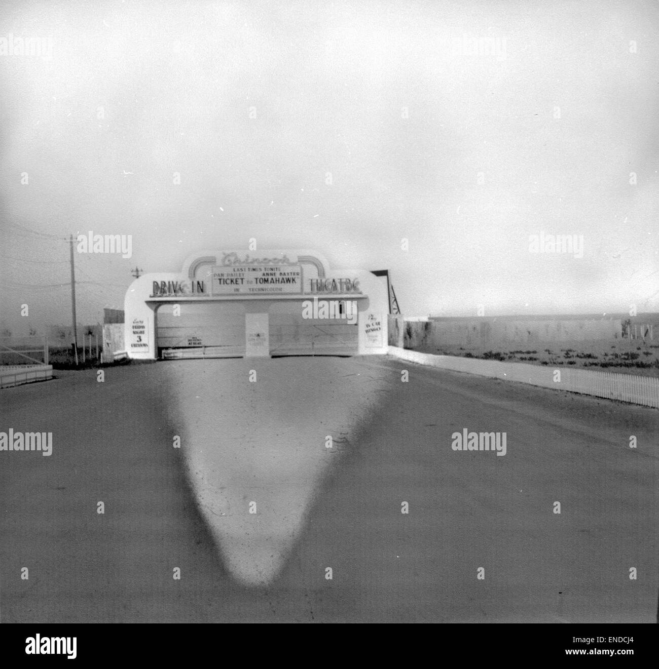 Dieses Vintage-Foto zeigt das Chinook Drive-in Theatre in Calgary und bietet einen nostalgischen Blick auf die Unterhaltung im Freien. Die Mitte des 20. Jahrhunderts beliebten Autokinos ermöglichten es Kinobesuchern, Filme von ihren Autos aus zu sehen. Der Chinook Drive-in war ein wichtiger Teil der Kultur- und Unterhaltungsszene Calgarys während seiner Zeit. Stockfoto