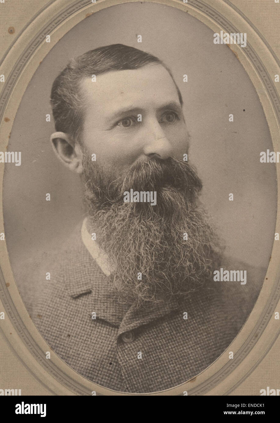 Dieses Porträt von Dan Strachan ohne Angabe des Datums fängt das Motiv mit großer Liebe zum Detail und zur Tiefe ein und spiegelt das Können des Künstlers in der Darstellung realistischer Gesichtszüge wider. Das Stück bleibt ein bemerkenswertes Beispiel für Porträtaufnahmen aus einer unbekannten Zeit. Stockfoto