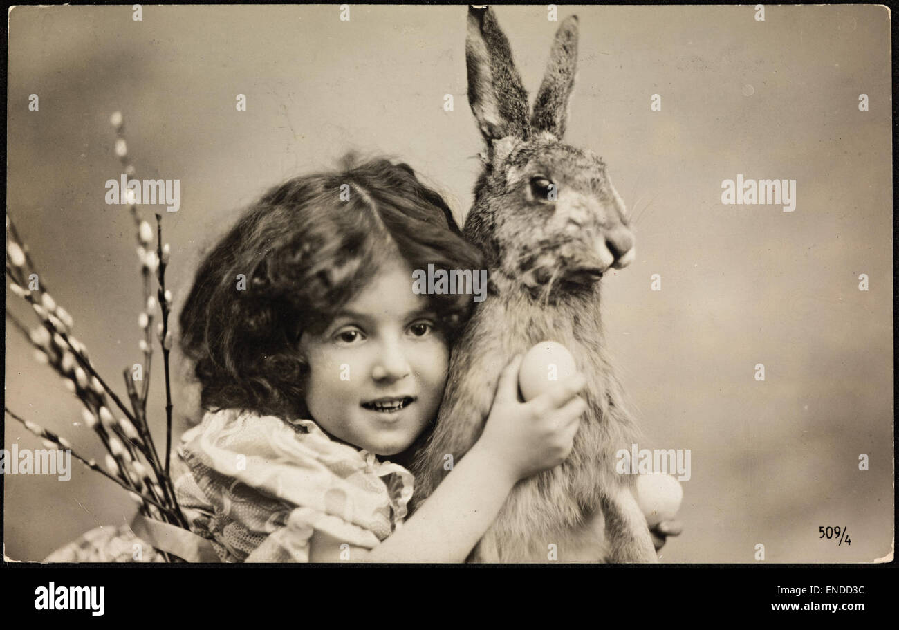 Osterkarte aus der Zeit um 1907 im Vintage-Design. Die Karte zeigt Symbole der Ostern, wie den Osterhasen und die Eier, die Traditionen des frühen 20. Jahrhunderts und Grußkartendesigns widerspiegeln. Stockfoto