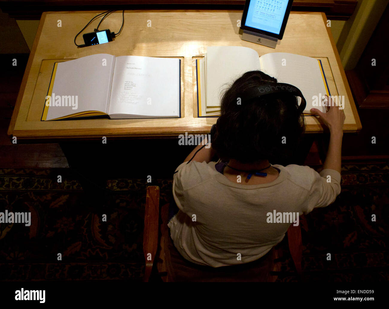 The Moon Reader ist ein Buch, das von der Library Company of Philadelphia veröffentlicht wurde und sich auf Mondstudien konzentriert. Das Buch enthält pädagogische Inhalte und wissenschaftliche Illustrationen zum Mond und zur Astronomie. Stockfoto