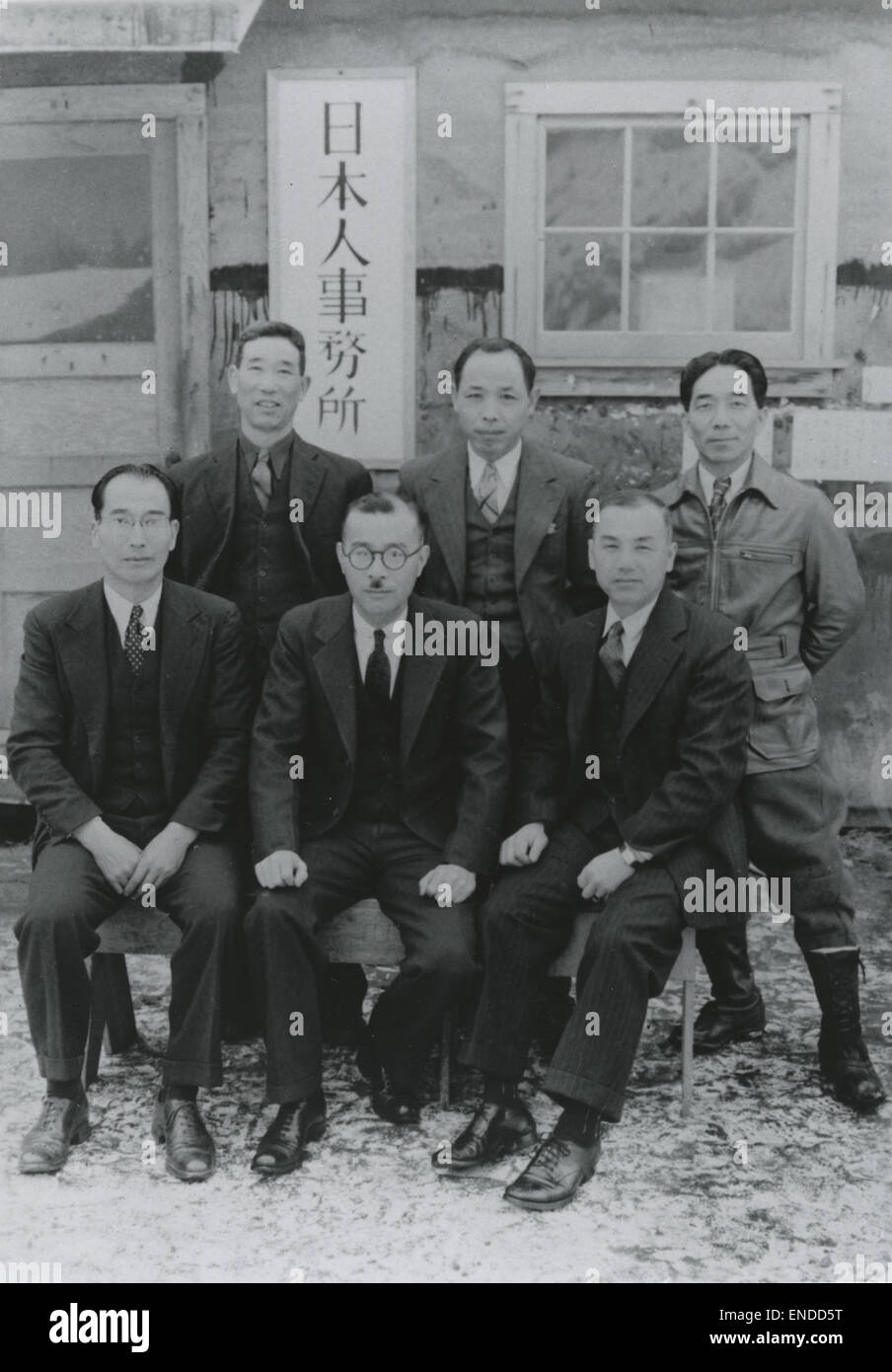 Dieses historische Foto zeigt eine Gruppe von Männern im Tashme Camp, einem der Internierungslager in Kanada während des Zweiten Weltkriegs. Das Bild gibt Einblicke in das Leben derer, die durch Kriegspolitik vertrieben wurden. Stockfoto