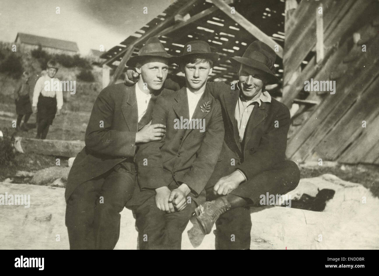 Dieses Foto zeigt John Lanquist, Gino Pakkala und Harold Malm Sr. In Sointula, British Columbia, einer Gemeinde, die von finnischen Einwanderern gegründet wurde. Das Bild spiegelt die Kulturgeschichte des Gebiets wider, die von skandinavischen Siedlern beeinflusst wurde. Stockfoto