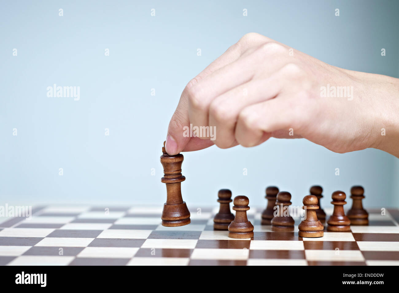 Hand aufnehmen und bewegen eine Schachfigur. Stockfoto
