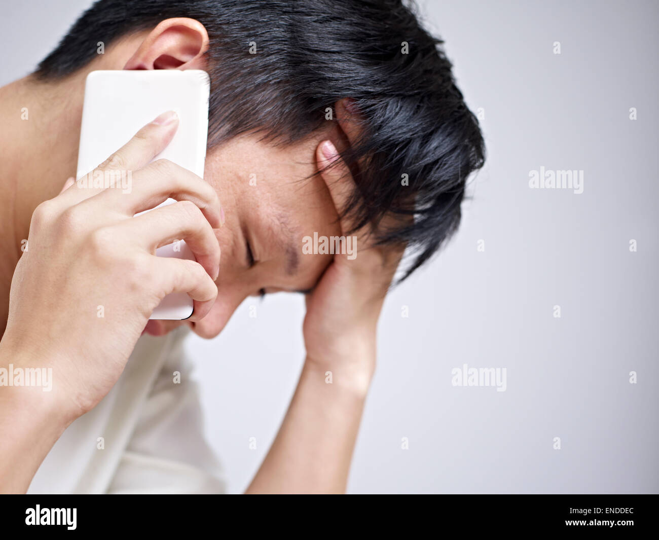 Mann am Telefon traurig und frustriert Stockfoto