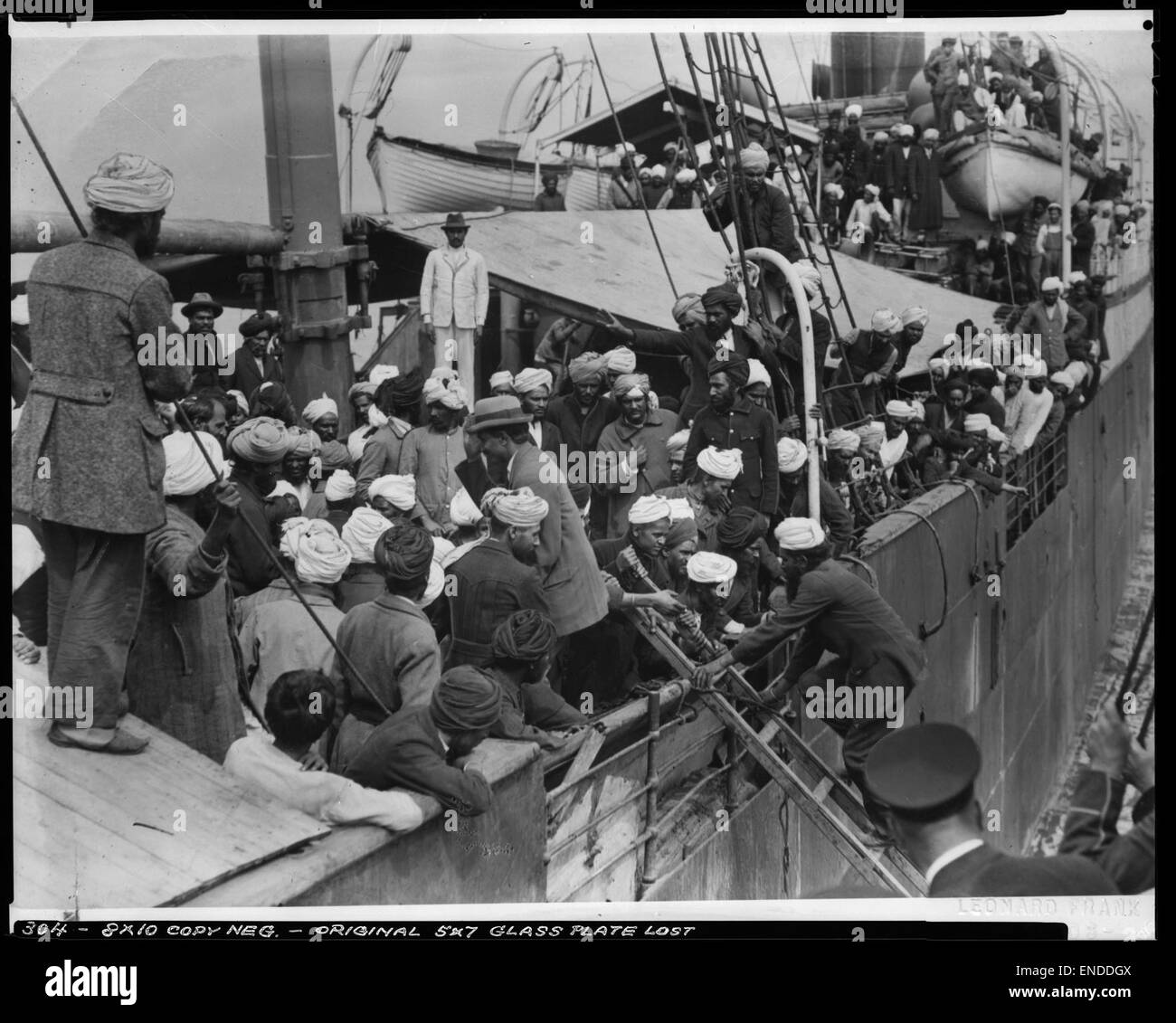 Dieses Bild zeigt ein überfülltes Deck an Bord der Komagata Maru, einem Schiff, das 1914 an einem bedeutenden historischen Ereignis beteiligt war. Das Schiff wurde von Kanada abgewendet, wo Passagiere einreisen wollten, wobei Themen im Zusammenhang mit Einwanderung und Menschenrechten während des frühen 20. Jahrhunderts hervorgehoben wurden. Stockfoto