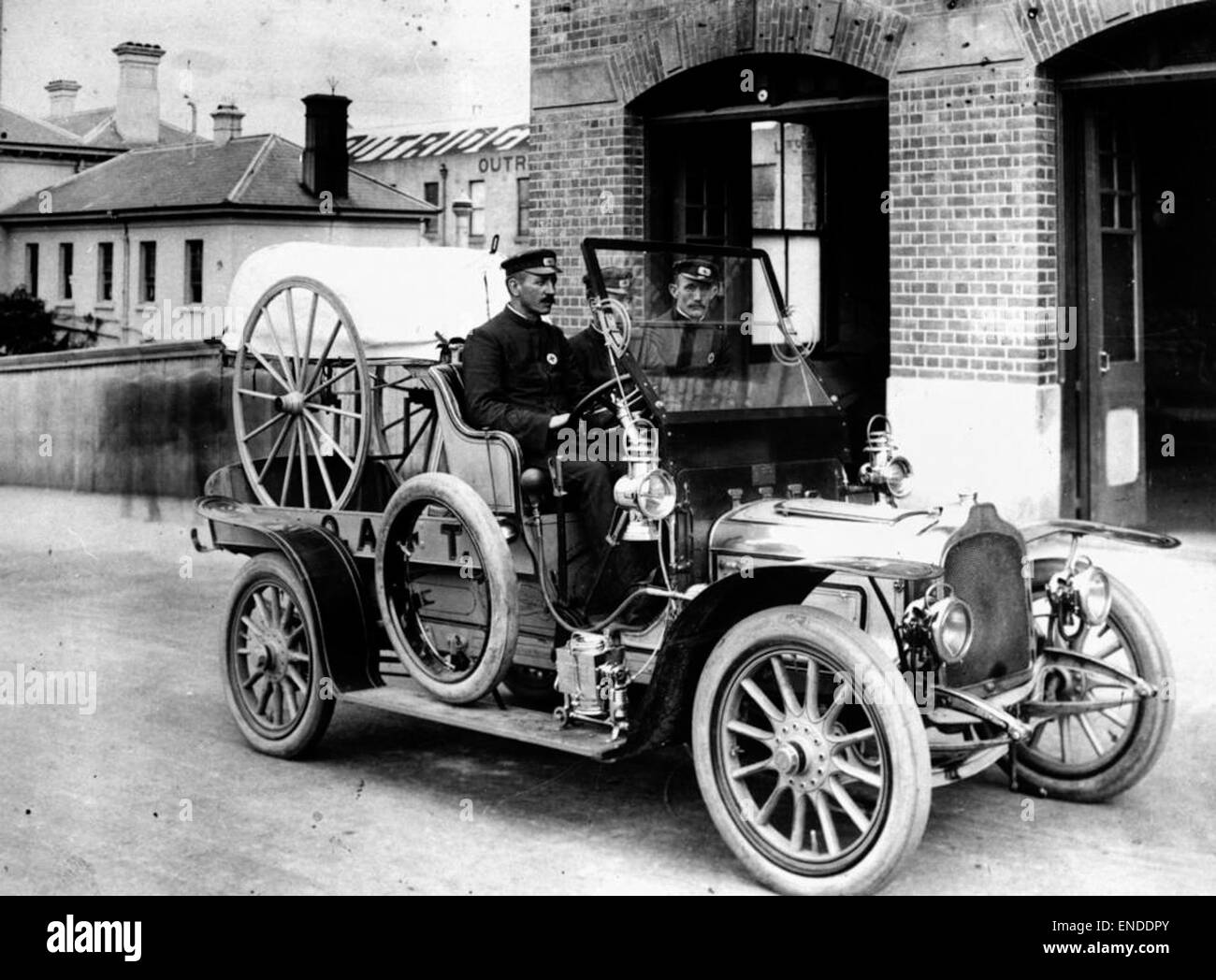 Dieses Bild zeigt ein Fahrzeug der Queensland Ambulance Transport Brigade und seine Mitarbeiter in Brisbane und zeigt die wesentliche Rolle des Ambulanzdienstes bei der Bereitstellung medizinischer Notfallversorgung. Die Szene zeigt die Professionalität und Bereitschaft des Teams vor Ort. Stockfoto