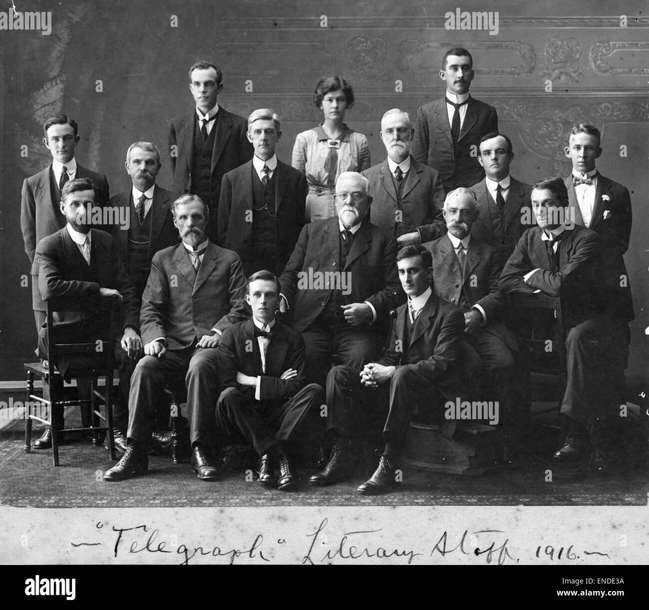 Dieses Foto aus dem Jahr 1916 zeigt das Telegraph Literary Staff in Brisbane und bietet einen Einblick in die australischen Medien des frühen 20. Jahrhunderts. Das Bild erfasst das Personal, das am täglichen Betrieb des Telegrafendienstes beteiligt ist, und bietet einen Einblick in die Kommunikationsbranche in Zeiten bedeutender technologischer und sozialer Veränderungen. Stockfoto