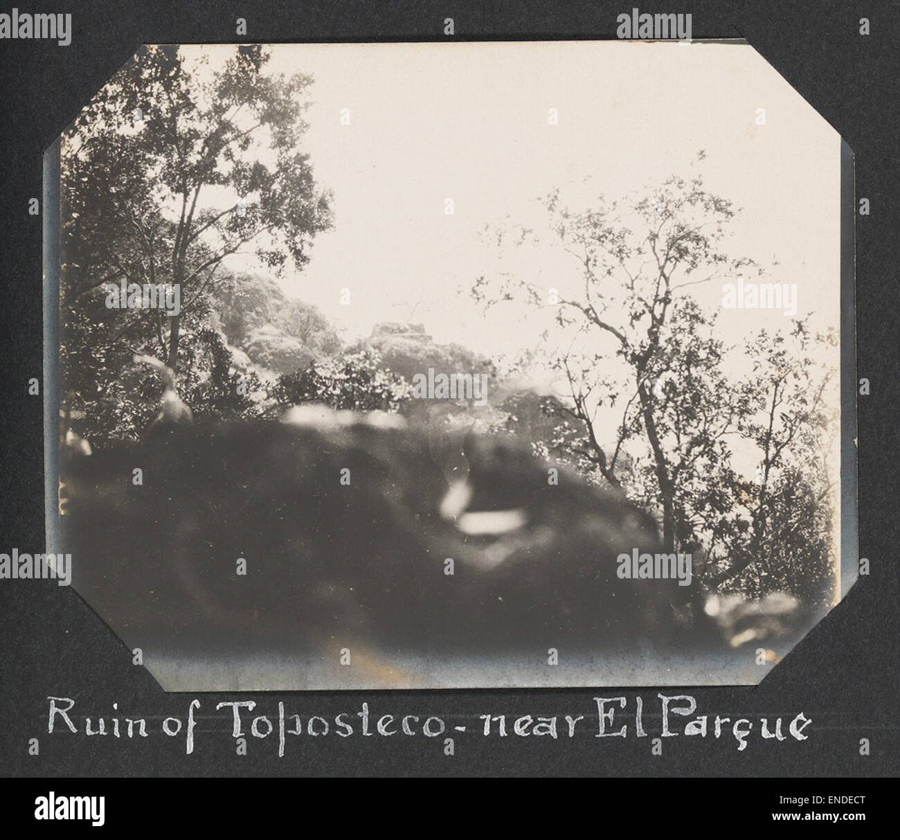 Die Ruine von Toposteco befindet sich in der Nähe des El Parque Nacional El Tepozteco in Mexiko, eingebettet in die Tepozteco Berge. Die Stätte bietet antike Pyramiden und Tempel, die die reiche Geschichte und Kultur des präkolumbianischen Mesoamerikas widerspiegeln. Stockfoto