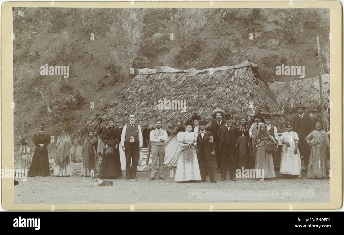 Dieses Kunstwerk zeigt eine lebendige Szene der Mexicano del Sur Railway in Oaxaca, Mexiko. Das Bild fängt das tägliche Leben mit Kindern, Häusern und Hütten ein, die entlang der Bahnlinie verstreut sind. Die Umgebung spiegelt den ländlichen Charme und den kulturellen Reichtum der Region wider, wobei der Schwerpunkt auf der Interaktion zwischen der Umwelt und der lokalen Gemeinschaft liegt. Stockfoto