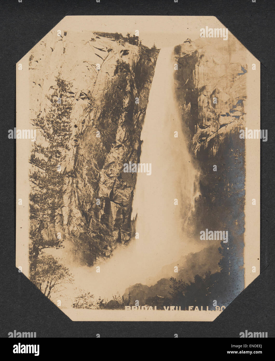 Der Bridal Veil Fall im Yosemite National Park ist einer der legendären Wasserfälle des Parks. Bekannt für sein anmutiges Aussehen und seine einzigartige Strömung, ist es ein beliebtes Ziel für Besucher, die einen atemberaubenden Blick auf die natürliche Schönheit von Yosemite suchen. Stockfoto