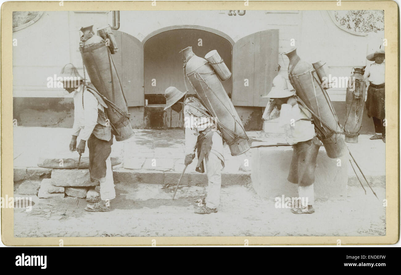 Dieses Kunstwerk zeigt die traditionelle Rolle von Wasserträgern in Guanajuato, Mexiko. Die Szene fängt das tägliche Leben und die Arbeit von Menschen ein, die Wasser durch die Region transportieren, und spiegelt die kulturellen und sozialen Praktiken der Region wider. Stockfoto