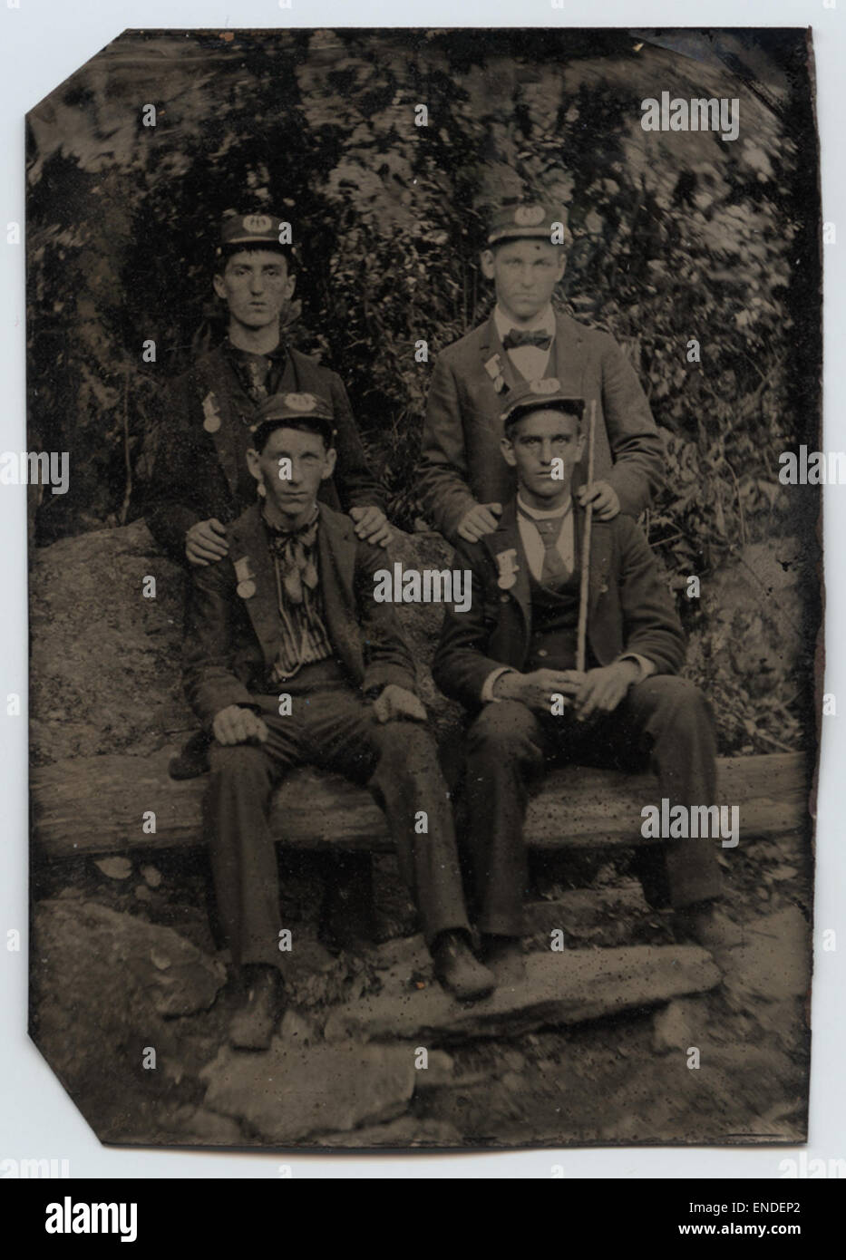 [Vier Söhne von Anschluß-Veterane des Bürgerkrieges, tragen großen Armee der Republik Feldlager Medaillen] Stockfoto