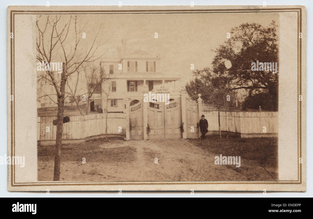 Dieses Bild aus der Zeit des Bürgerkriegs zeigt ein Haus mit einem Mann davor, das während der Zeit der United States Sanitary Commission erfasst wurde. Sie spiegelt die Rolle der zivilen Strukturen und Einzelpersonen bei der Unterstützung der Kriegsbemühungen wider. Stockfoto