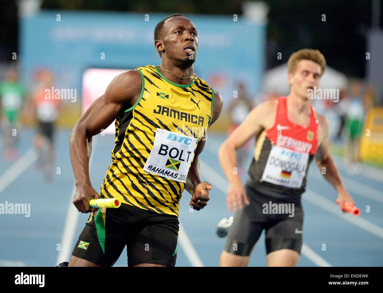 Nassau, Bahamas. 2. Mai 2015. IAAF World Staffel Meisterschaften. Ryan Bailey von Usa und Usain Bolt aus Jamaika kommen 4 x 100-Meter auf Platz 2, Ryan Bailey USA Kredit: Action Plus Sport/Alamy Live News Stockfoto
