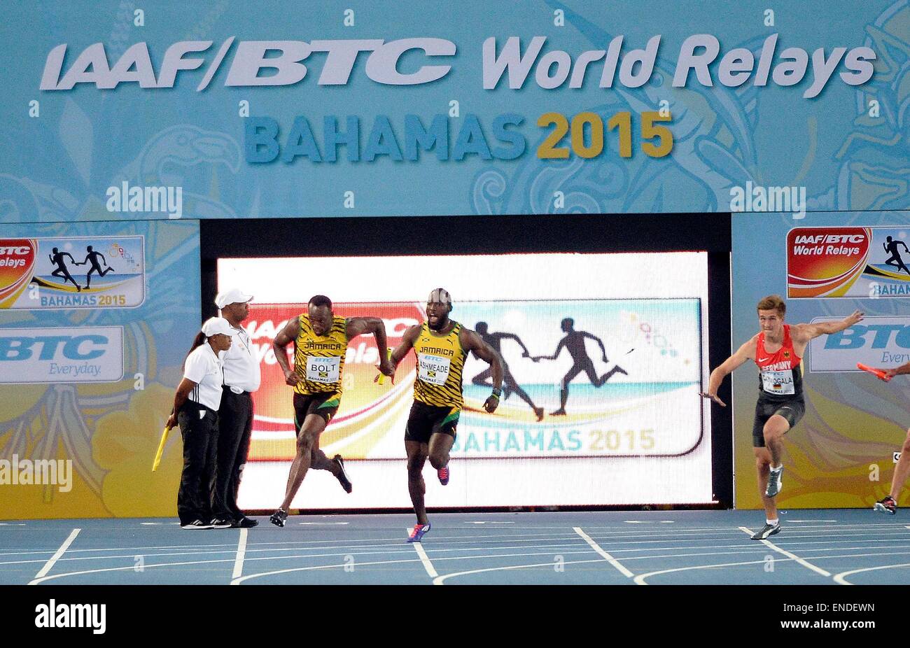 Nassau, Bahamas. 2. Mai 2015. IAAF World Staffel Meisterschaften. Ryan Bailey von Usa und Usain Bolt aus Jamaika kommen 4 x 100-Meter auf Platz 2, Ryan Bailey USA Kredit: Action Plus Sport/Alamy Live News Stockfoto