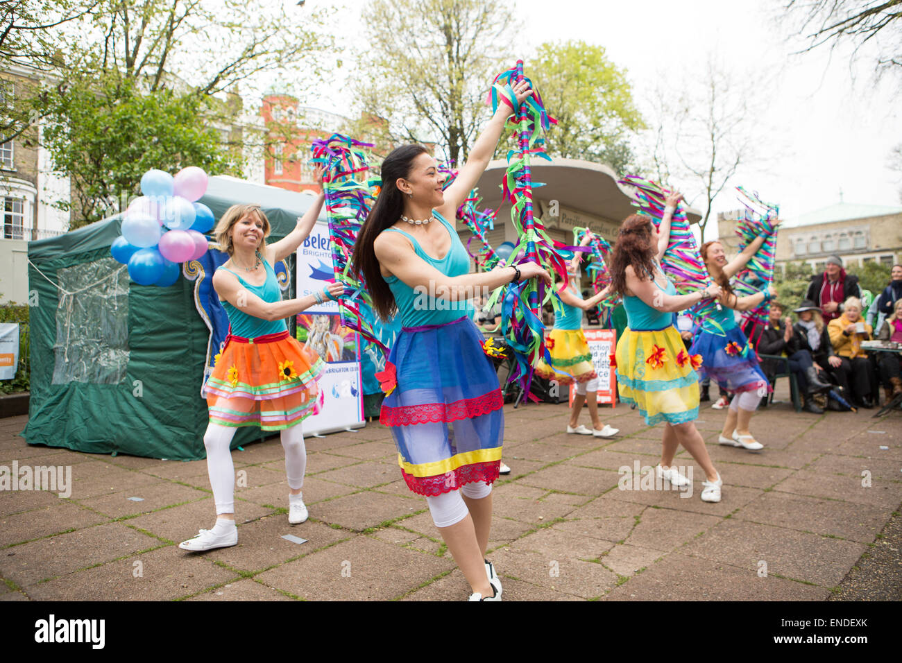 Beleza Brighton mit Rosaria Gracia Dance, unterstützt Martlets Hospice bei einer Auswahl brasilianischer Tänze. Das ist ein Teil von Fringe City, Brighton Fringe, Pavilion Gardens, Brighton, East Sussex, UK. 3.. Mai 2015 Stockfoto