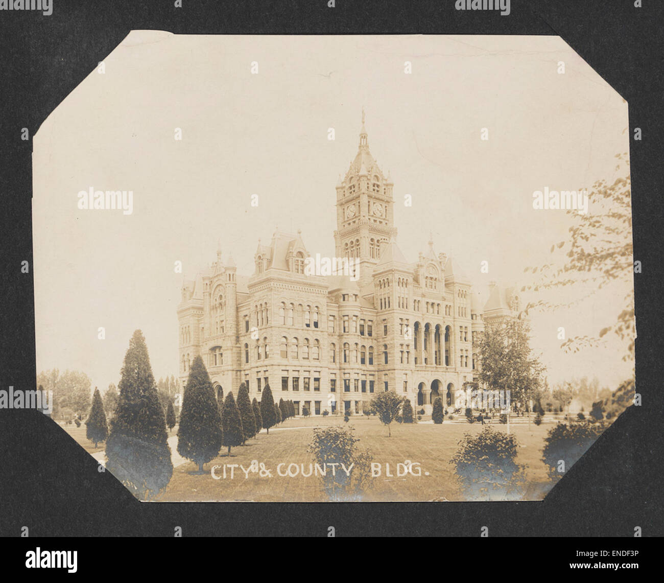 Das City & County Building im US-Westen dient als Regierungseinrichtung für kommunale Aktivitäten und bietet verschiedene Verwaltungsfunktionen und Rathaustreffen. Sie repräsentiert Bürgerengagement und lokale Governance in den westlichen US-Städten. Stockfoto