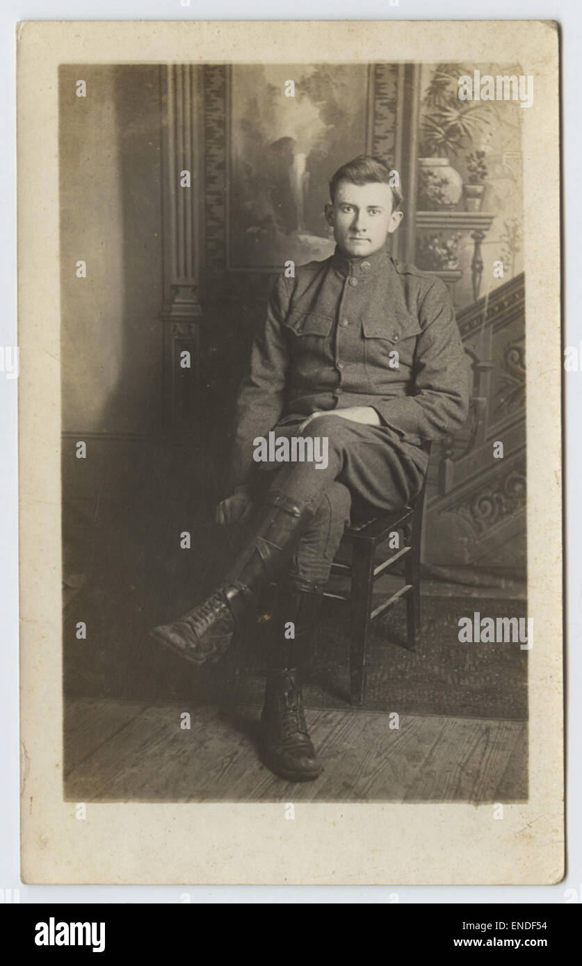 Dieses Atelierporträt eines Offiziers der US-Armee während des Ersten Weltkriegs zeigt die formale Uniform und den feierlichen Charakter des Militärdienstes während des Ersten Weltkriegs. Das Bild zeigt das persönliche Engagement und die Opfer der am Konflikt Beteiligten. Stockfoto