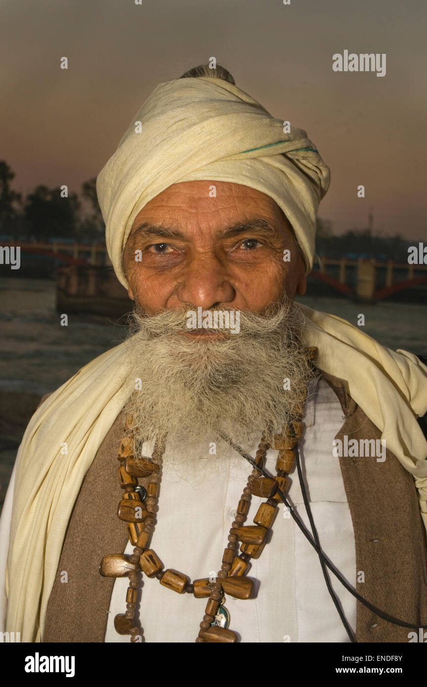 Indien, Uttarakhand, Haridwar, Pilger bei Aarti Zeremonie Stockfoto