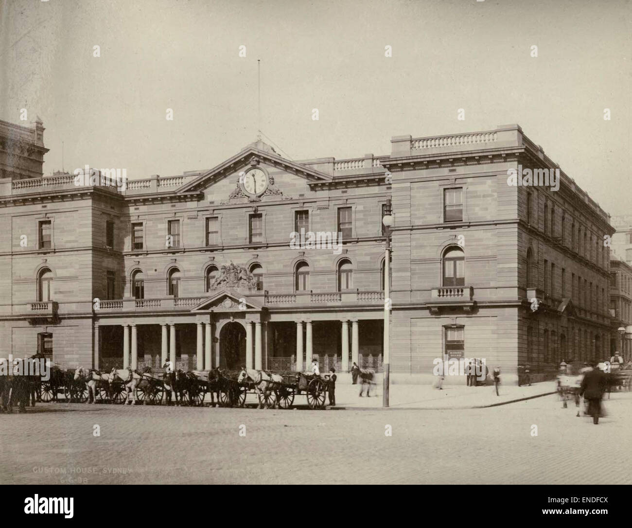 Ein Schwarzweiß-Archivfoto des Customs House in Sydney, New South Wales, mit Pferd und Wagen. Dieses historische Bild spiegelt Transportmethoden und Architektur des frühen 20. Jahrhunderts wider. Das Zollhaus, ein bedeutendes Gebäude in Sydneys Geschichte, ist auf diesem Vintage-Foto zu sehen und gibt einen Einblick in die Vergangenheit der Stadt. Stockfoto