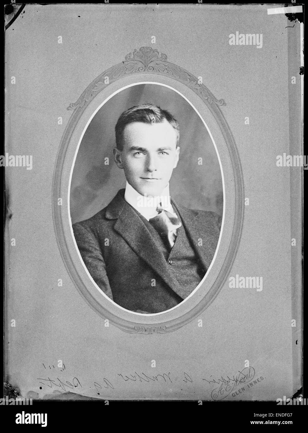 Dieses Schwarz-weiß-Archivfoto aus dem Landwirtschaftsministerium zeigt Soldaten A. Walker, einen verstorbenen Soldaten aus dem Ersten Weltkrieg, und zeigt die historische Bedeutung der Militäruniformen während der Kriegszeit. Stockfoto