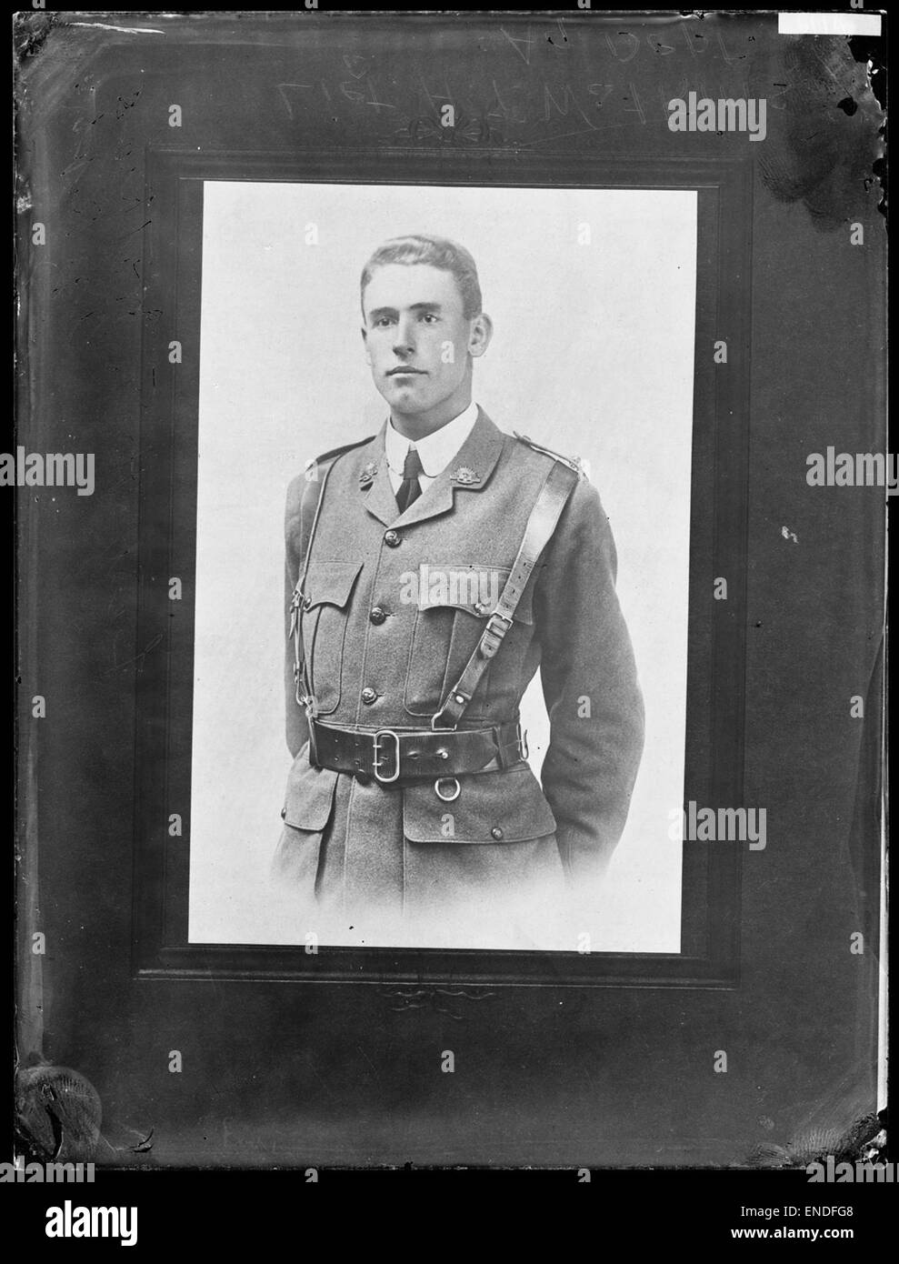 Dieses Foto aus Glasplatte, aufgenommen vom Landwirtschaftsministerium, zeigt Lieutenant H. Watkins und Soldaten, die im Krieg ihr Leben verloren haben. Das Schwarz-weiß-Bild fängt den düsteren Ton des militärischen Verlustes ein und dient als historische Aufzeichnung der gefallenen Soldaten während des Ersten Weltkriegs Stockfoto