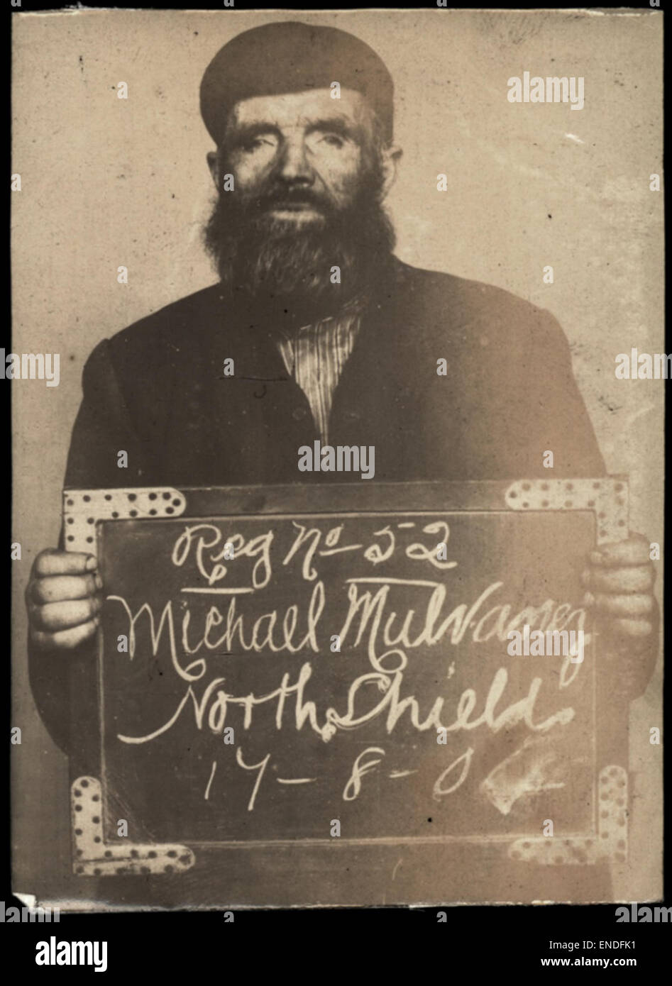 Das ist der Fahnenfoto von Michael Mulvaney, aufgenommen auf der North Shields Police Station, nachdem er wegen Vagranz verhaftet wurde. Das Foto zeigt Mulvaneys Gesicht mit einem Bart, was die schwere Natur seiner Straftat im Zusammenhang mit Betteln und Obdachlosigkeit veranschaulicht. Stockfoto