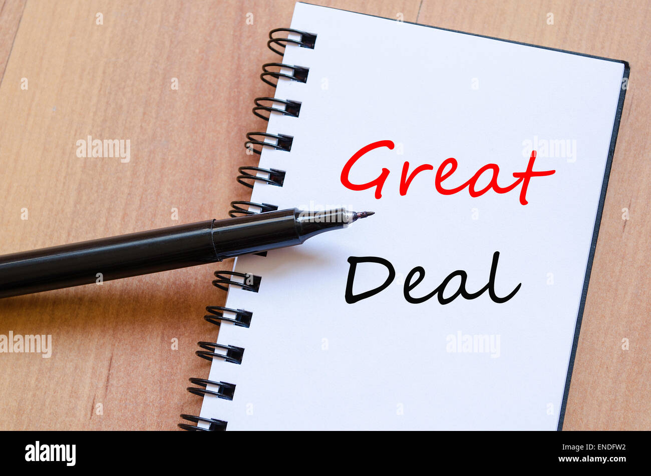 Weißer Notizblock und Tinte Stift auf den Schreibtisch aus Holz großer Deal-Konzept Stockfoto