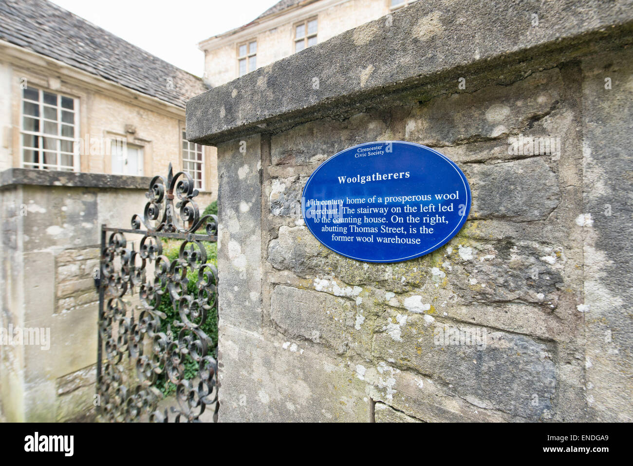 Die Plakette außerhalb der Wolle-Sammler in der großen Coxwell Street in Cirencester, Gloucestershire, UK Stockfoto