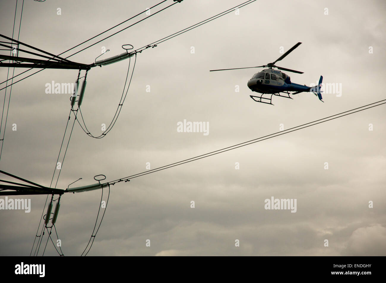 Hubschrauber Stromleitungen Inspektion Stockfoto