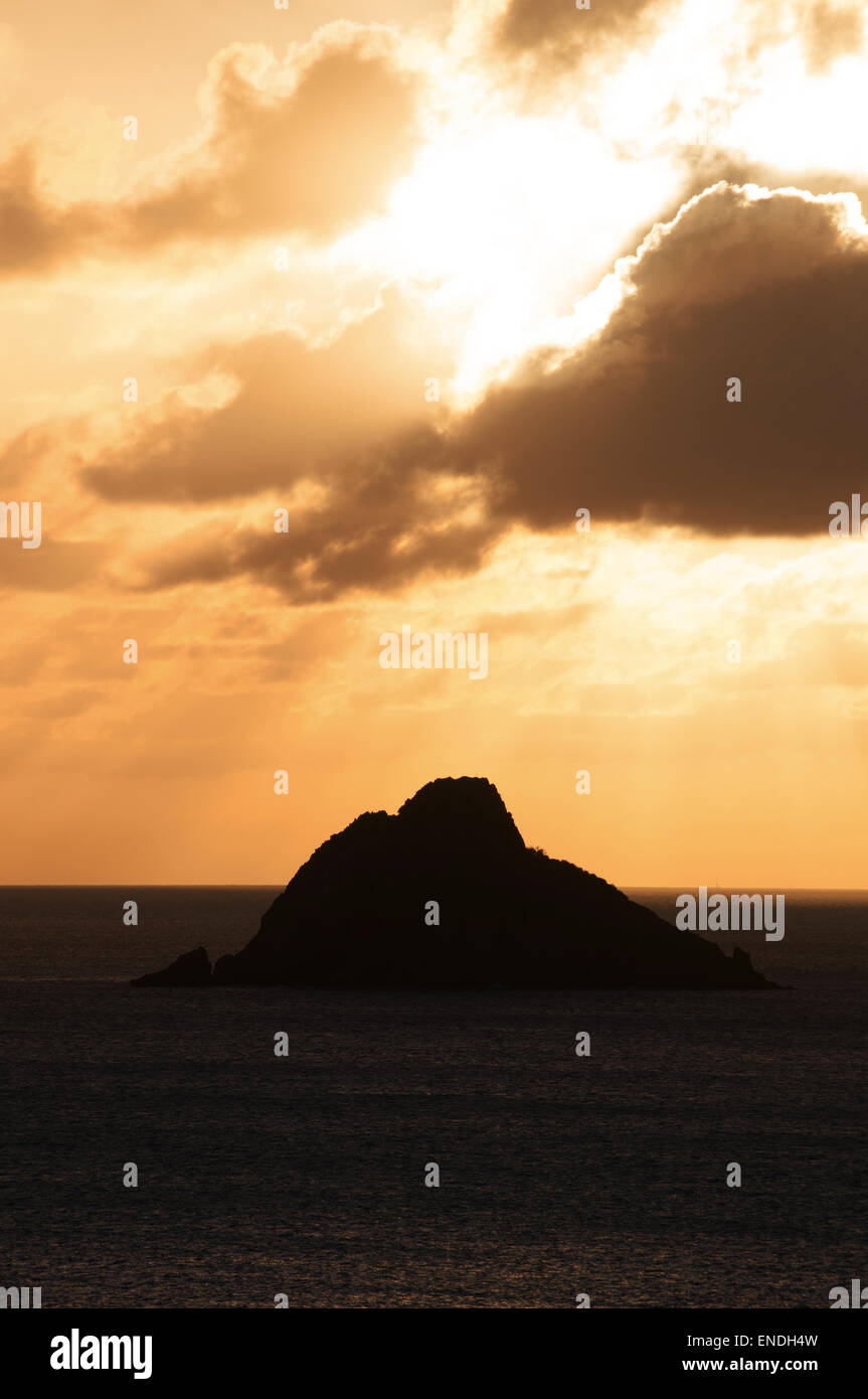 Gustavia, St Barth, St. Barths, Saint-Barthélemy: Ein atemberaubender Sonnenuntergang auf den Felsen im Meer der Karibik vom Jachthafen von Gustavia gesehen Stockfoto